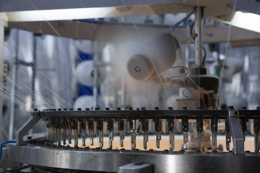 Özün Tekstil — örgü makinesinde kumaş oluşumu detayı